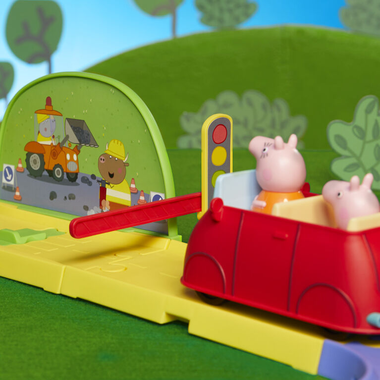Peppa Pig Le circuit en ville de Peppa avec piste ajustable, inclut véhicule et 1 figurine (version anglaise)