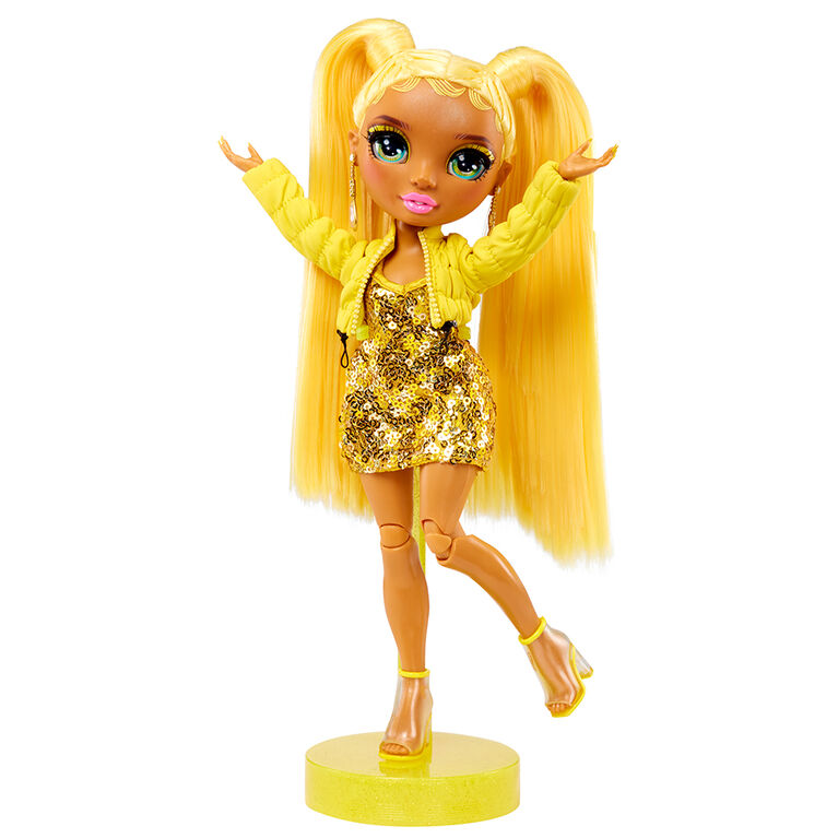 Rainbow High Jr High - SUNNY MADISON – Poupée mannequin jaune de 23 cm avec  1 tenue & accessoires – Contient 1 sac-à-dos en tissu qui s'ouvre & se  ferme – Cadeau pour enfant, 6 ans + : : Jouets