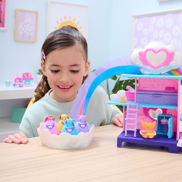 Hatchimals Alive, Hatchi-Nursery Playset avec 4 mini figurines dans des oeufs qui éclosent tout seuls, 13 accessoires