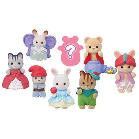 Calico Critters Baby Fairytale Series Sacs &agrave; surprises, ensemble surprise comprenant une figurine de poup&eacute;e et un accessoire - 1 par commande, la couleur peut varier (Chacun vendu s&eacute;par&eacute;ment, s&eacute;lectionn&eacute; au hasard)