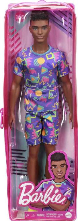 Poup&eacute;e Barbie Ken porte un haut et un short violets assortis