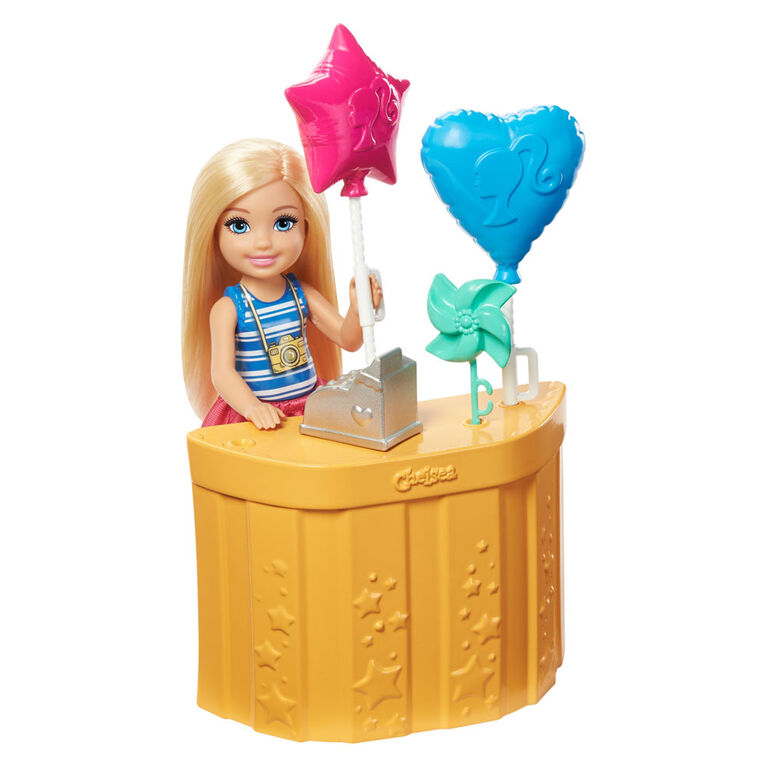 Coffret Barbie Club Chelsea spécial fête foraine avec poupée de 15 cm, tenue et accessoires, grande roue, auto-tamponneuses, chiot et plus encore