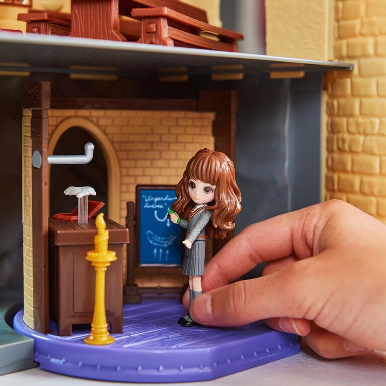 Wizarding World, Magical Minis, Charms Classroom avec figurine Hermione Granger exclusive et accessoires