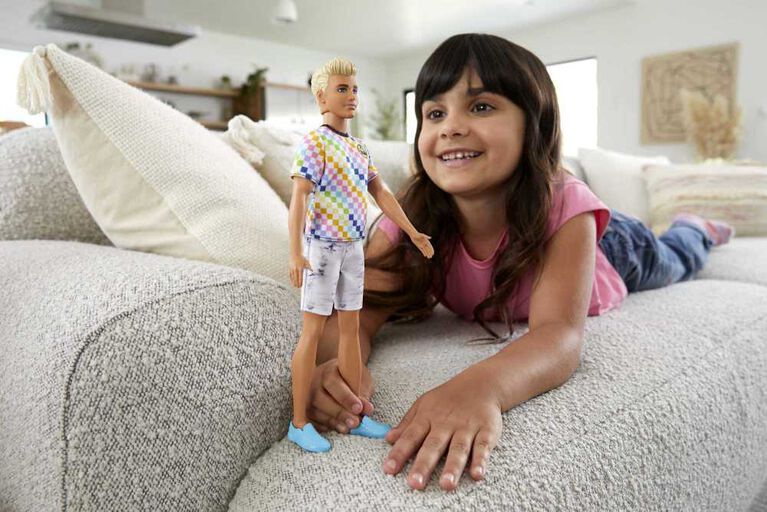 Poupée Barbie Ken porte un t-shirt à carreaux de style surfeur et un short en jean gris délavé