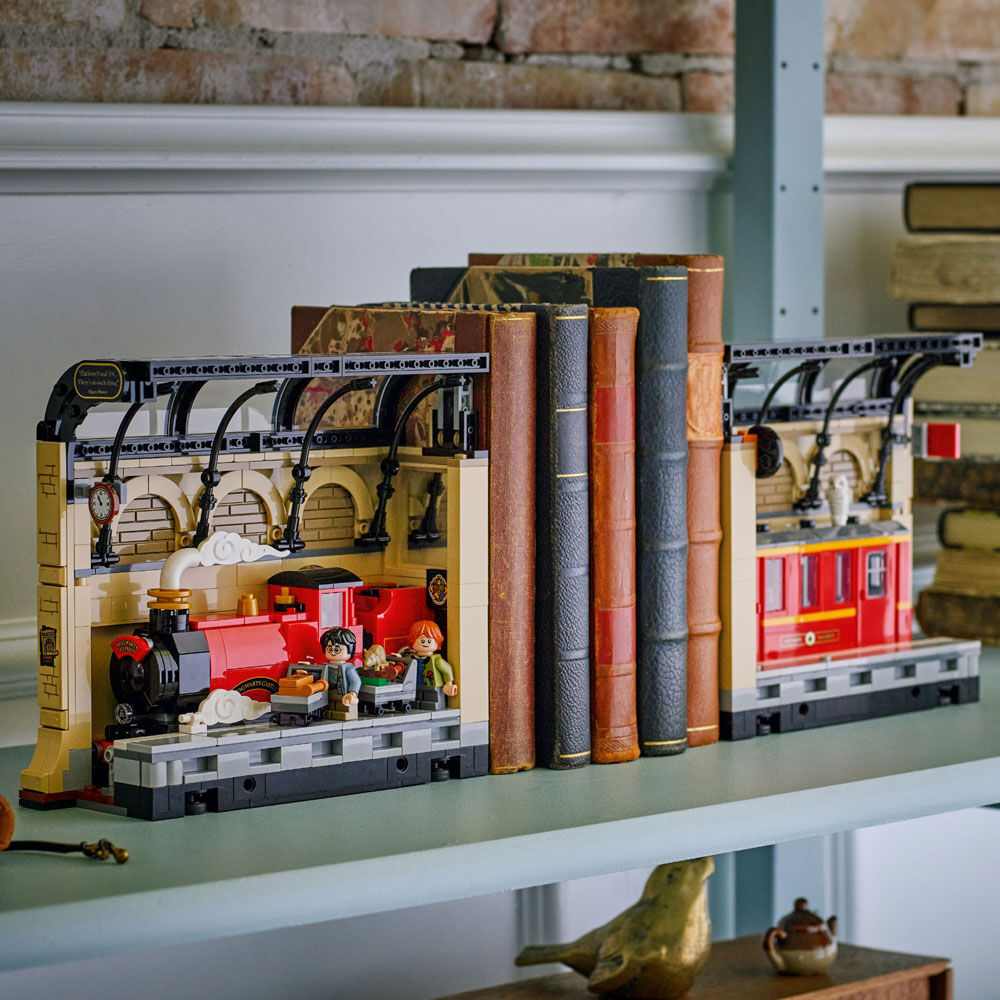 LEGO Harry Potter Book Nook: Hogwarts Express  - Kids Toy - DIY Kit for Boys and Girls 10+ - 76450