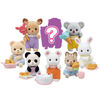 Calico Critters Baby Treats Series Sacs à surprises, ensemble surprise comprenant une figurine de poupée et un accessoire
