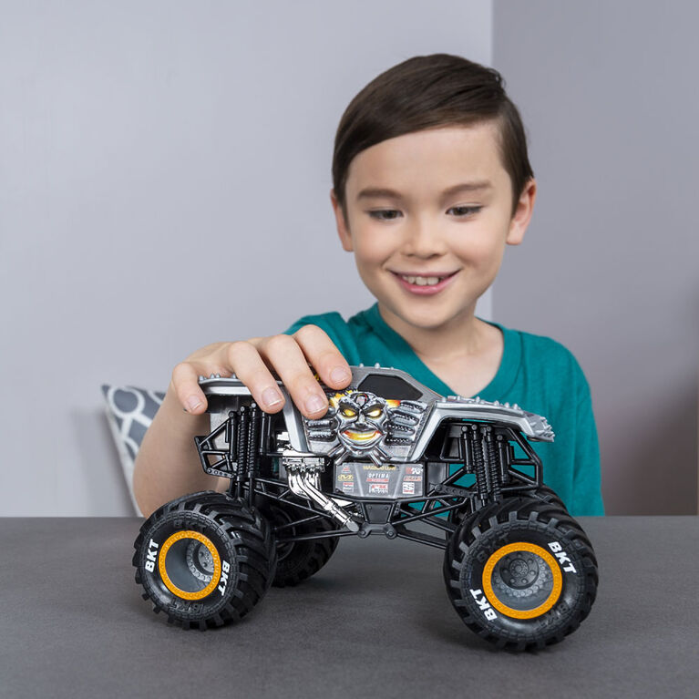 Monster Jam, Official Max D Monster Truck, Die-Cast Vehicle, 1:24 Scale