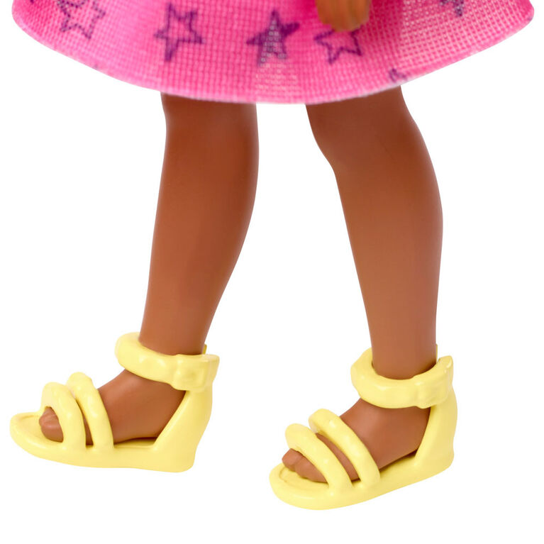 Poupée Barbie Club Chelsea, brunette de 15 cm (6 po), avec graphique à thème spatial