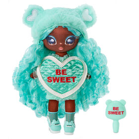 Na Na Na Surprise Cynthia Sweets : poupée-mannequin de 19 cm (7,5 po), inspirée d'un ourson vert menthe