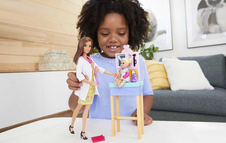 Barbie Pediatrician Playset, Brunette Doll (12-in/30.40-cm)
