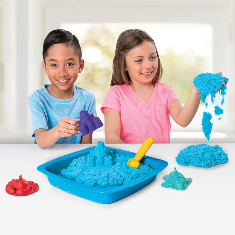 Kinetic Sand, coffret Bac à sable avec 454 g (1 lb) de sable Kinetic Sand bleu et 3 moules