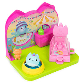 DreamWorks, Gabby's Dollhouse, Pièce Fête en plein air de Kitty Narwhal, avec figurine, jouets surprises et meubles de maison de poupée