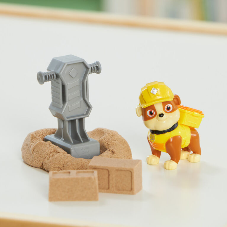 Rubble & Crew, Rubble and Mix Action Figures Set, with 3 oz of Kinetic Build-It Sand and 2 Hand Held Building Toys