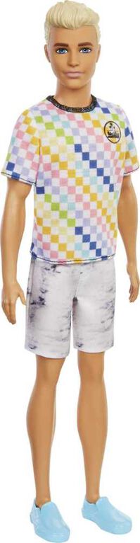 Poupée Barbie Ken porte un t-shirt à carreaux de style surfeur et un short en jean gris délavé