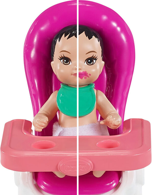 Poupées et coffret de jeu Skipper Babysitters Inc. Barbie avec poupée Skipper Gardienne d'enfants, poupée bébé à changement de couleur, chaise haute et accessoire à thème de fête