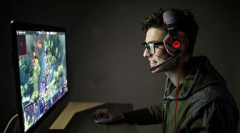 Falcon 5 elite gaming headset with LED lights