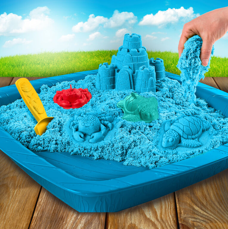 Kinetic Sand, coffret Bac à sable avec 454 g (1 lb) de sable Kinetic Sand bleu et 3 moules