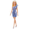 Poupée Barbie, vêtue d'une robe bleue étincelante, de chaussures argentées et d'un bracelet argenté