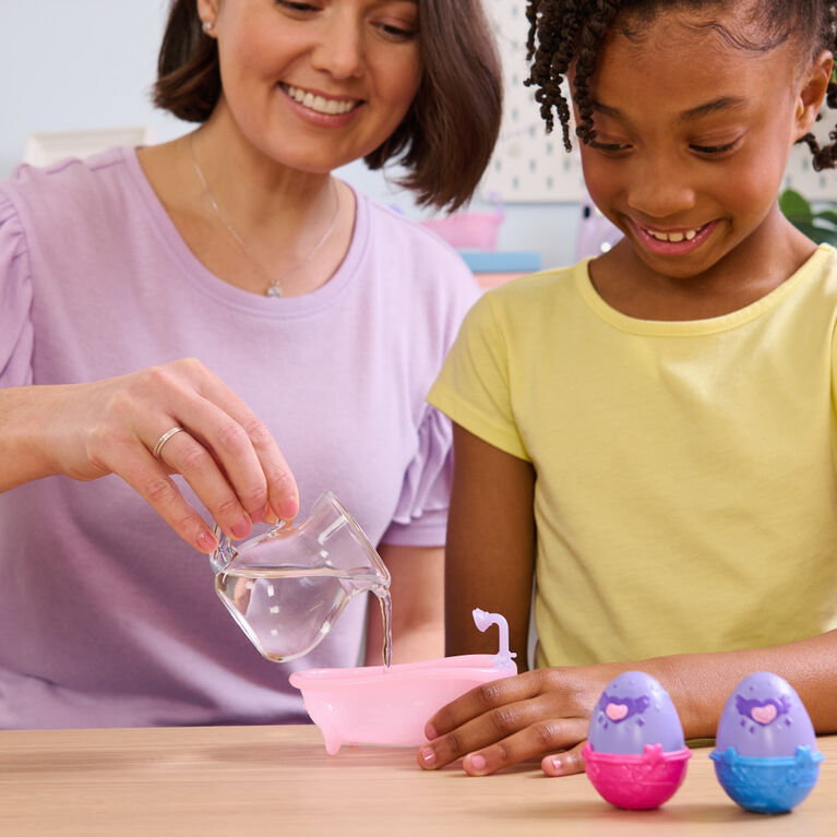 Hatchimals Alive, Make a Splash Playset with 15 Accessories, Bathtub, 2 Color-Change Mini Figures in Self-Hatching Eggs