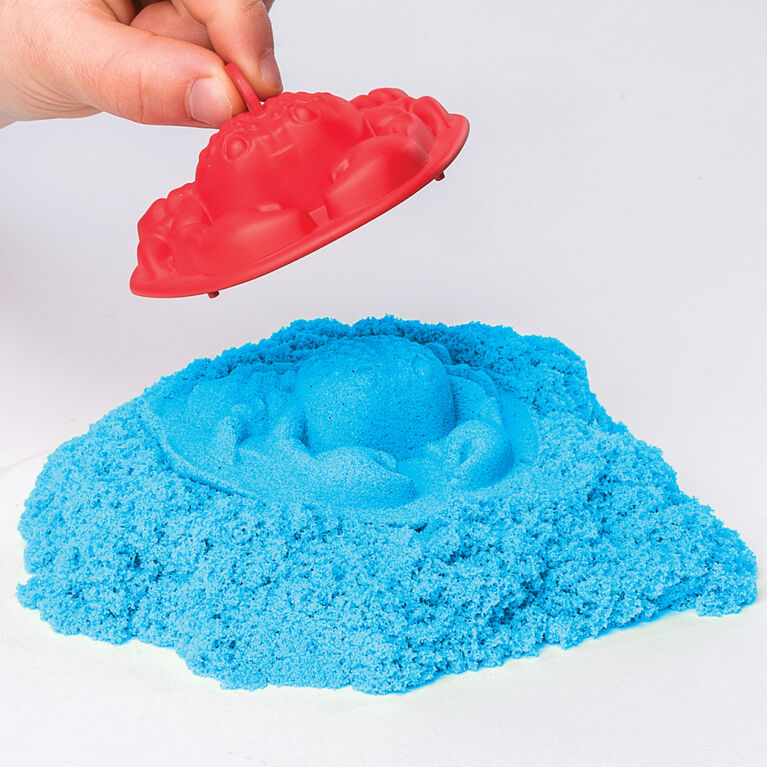 Kinetic Sand, coffret Bac à sable avec 454 g (1 lb) de sable Kinetic Sand bleu et 3 moules