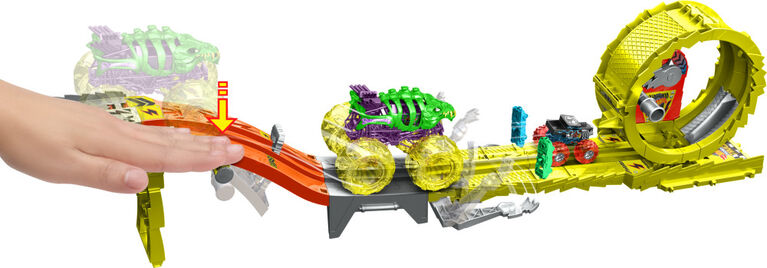 Hot Wheels Monster Trucks Power Smashers Race & Chase Challenge with Oversized Skelesaurus, 1:64 Scale Bone Shaker & 2 Crushed Cars