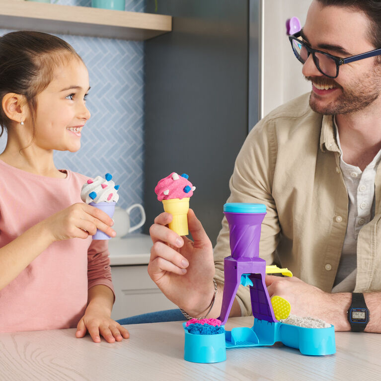 Kinetic Sand, Soft Serve Station with 14oz of Play Sand (Blue, Pink and White), 2 Ice Cream Cones and 2 Tools, Sensory Toys