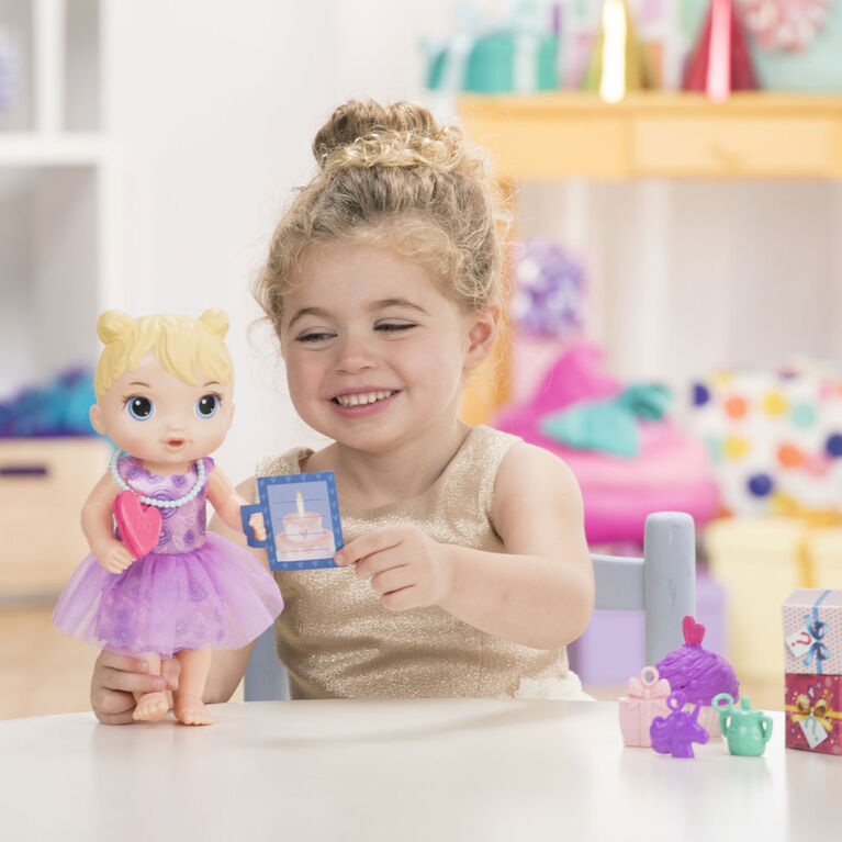 Baby Alive adore les cadeaux Cheveux blonds avec petit gâteau d'anniversaire et surprises - Notre exclusivité