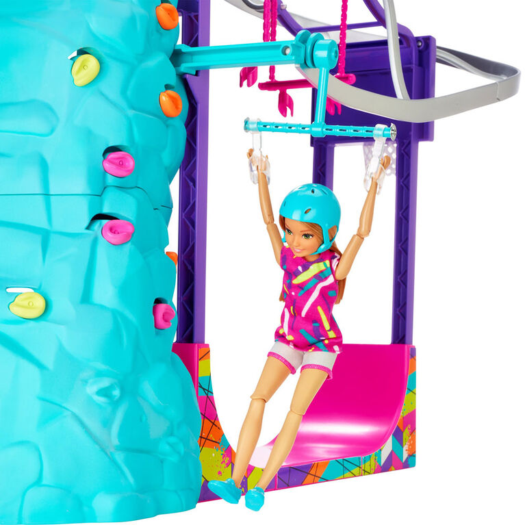 Coffret de jeu Sports extrêmes Barbie Équipe Stacie avec poupée, chiot, équipement et 5 activités