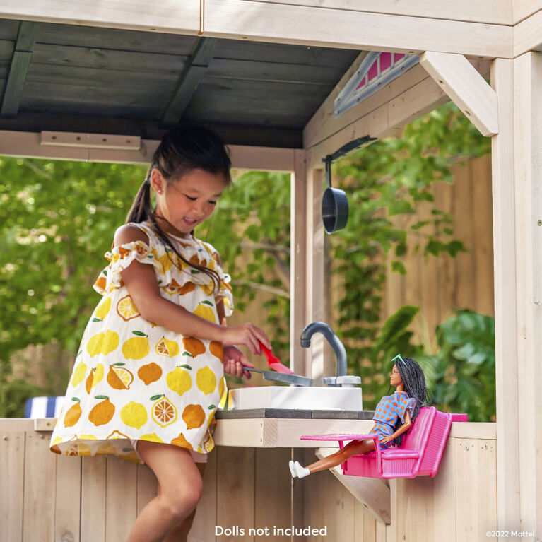 KidKraft Maisonnette d'extérieur Bord de mer en bois Barbie comprenant un ensemble de table et chaises fixable pour poupées