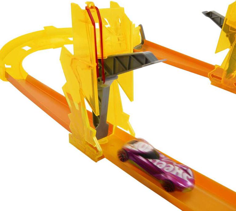 Hot Wheels Track Builder Lightning-Themed Trackset
