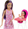 Poupées et coffret de jeu Skipper Babysitters Inc. Barbie avec poupée Skipper Gardienne d'enfants, poupée bébé à changement de couleur, chaise haute et accessoire à thème de fête