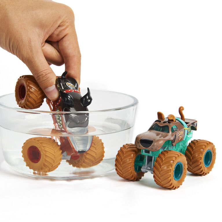 Monster Jam, Monster trucks Monster Mutt Rottweiler vs. Scooby Doo officiels qui changent de couleur en métal moulé, échelle 1:64