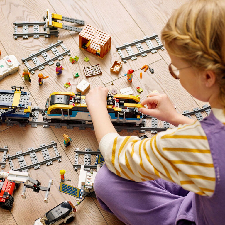 LEGO City Le train de marchandises 60336 Ensemble de construction (1 153 pièces) - Notre exclusivité