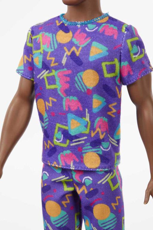 Poup&eacute;e Barbie Ken porte un haut et un short violets assortis