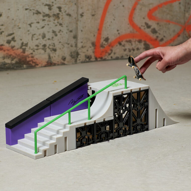 Tech Deck, Nyjah Skatepark X-Connect Park Creator, Massive Customizable Skatepark Ramp Set with Exclusive Fingerboard