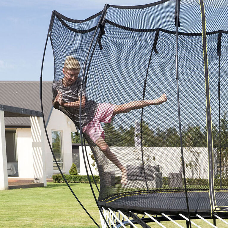 Trampoline Springfree, grand, 2,4 m x 4,0 m, forme ovale avec enceinte de sécurité.