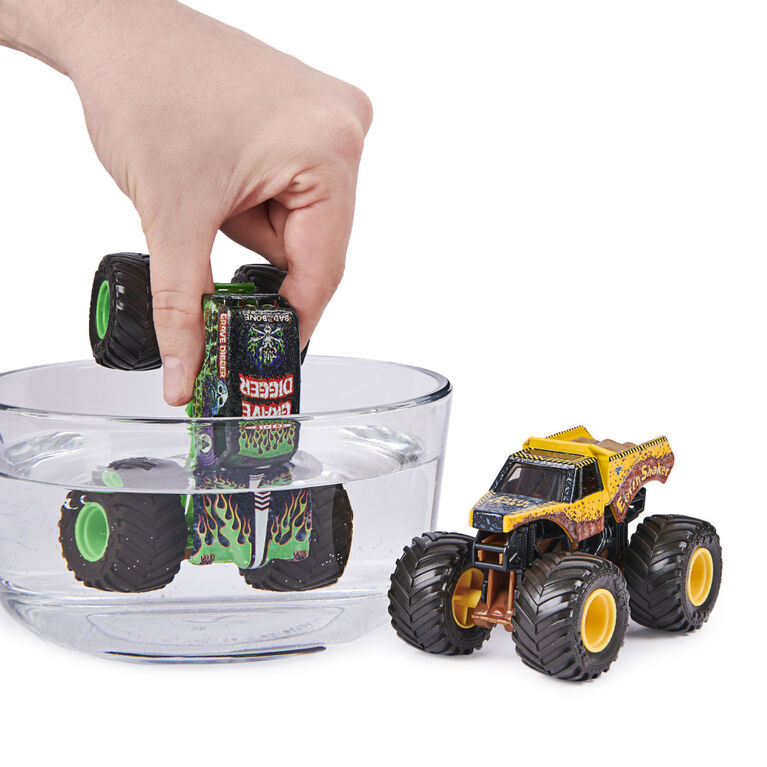 Monster Jam, Official Grave Digger vs. Earth Shaker Color-Changing Die-Cast Monster Trucks, 1:64 Scale