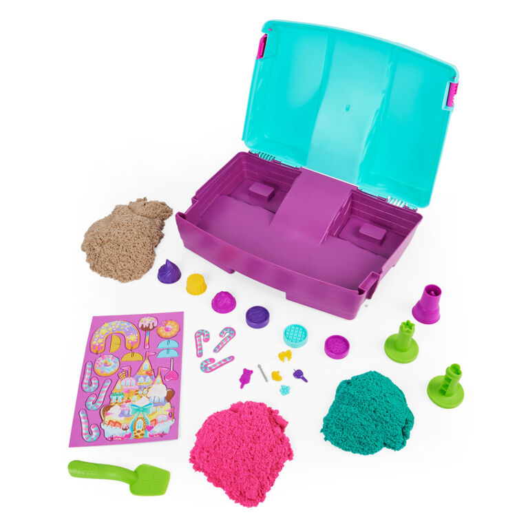 Kinetic Sand, Sandyland avec 907 g de Kinetic Sand, Coffret portable avec plus de 15 outils, élaboré à partir de sable naturel, contient du Kinetic Sand parfumé et coloré - Notre exclusivité