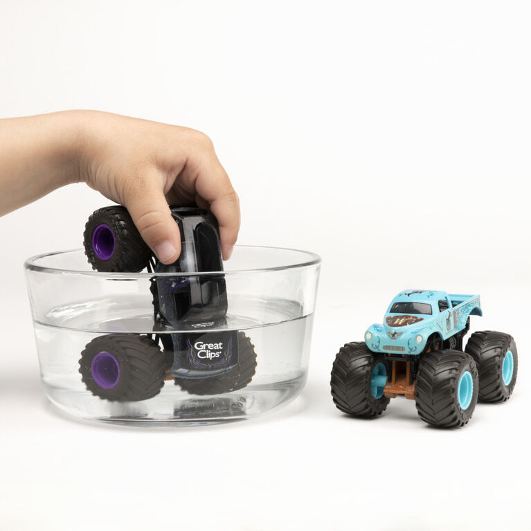 Monster Jam, Official Mohawk Warrior vs. W Color-Changing Die-Cast Monster Trucks, 1:64 Scale