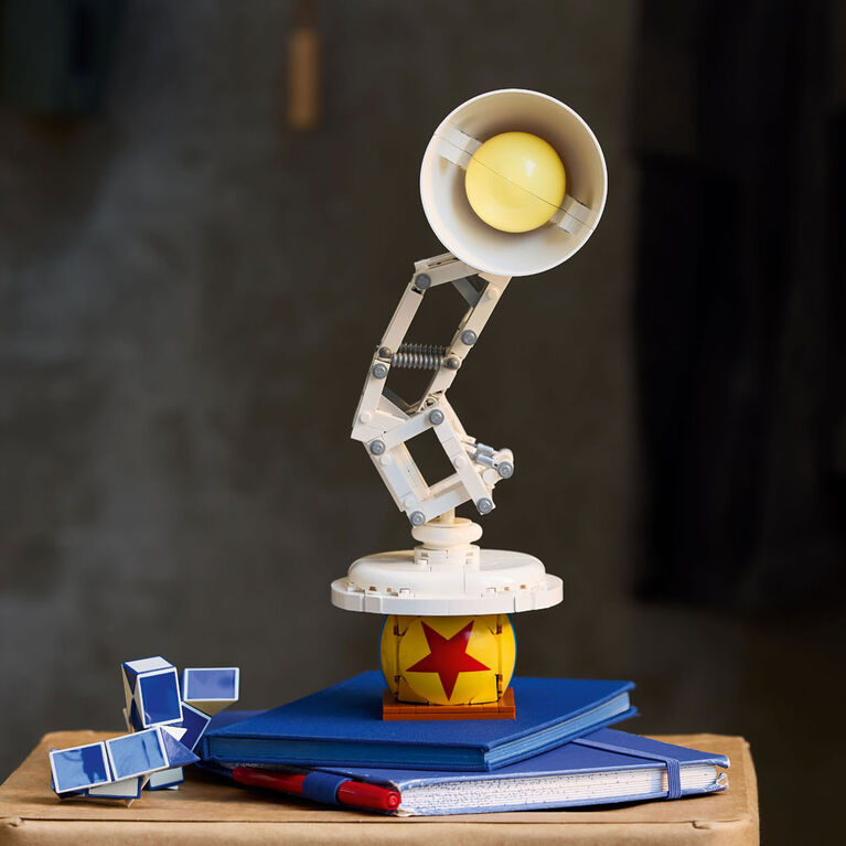 LEGO Ideas | Disney Pixar Luxo Jr., Modèle à Construire et à Exposer, Souvenirs de Films à Collectionner 21357