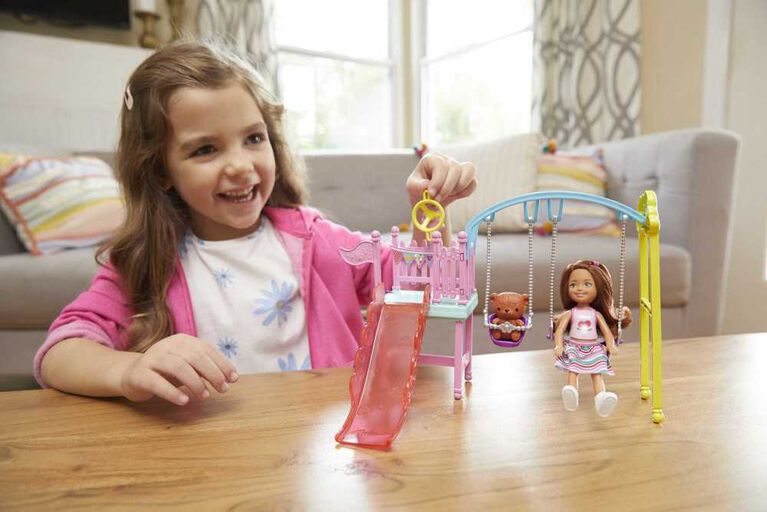 Coffret de jeu et poupée Balançoires ​Barbie Club Chelsea avec figurine Ourson
