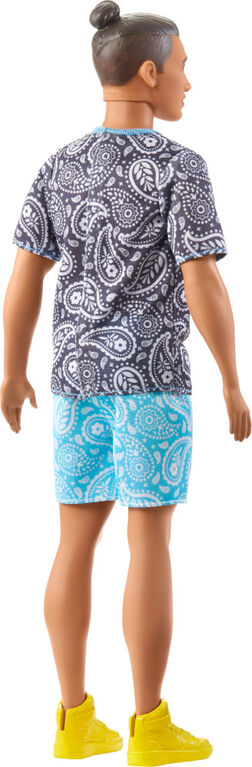 Barbie Fashionistas Poupée Ken, cheveux bruns, tenue Paisley