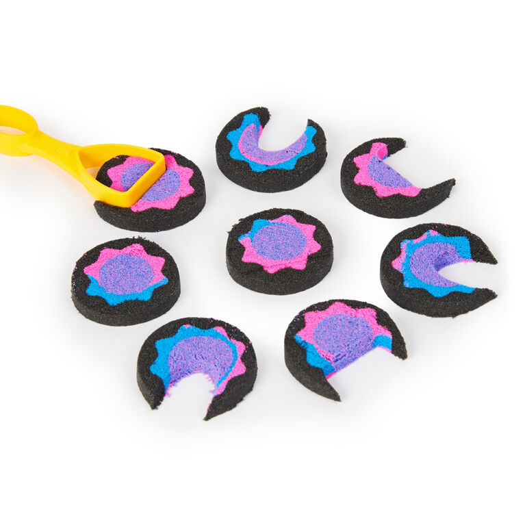 Kinetic Sand,Coffret Slice N' Surprise avec 383 g de sable de jeu noir, rose et bleu et 7 outils