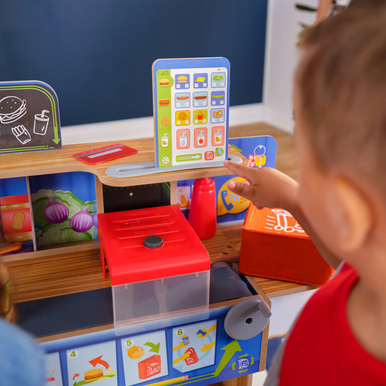 au Magasin de Jouets les Enfants s'Amusent et Jouent avec les Jouets 