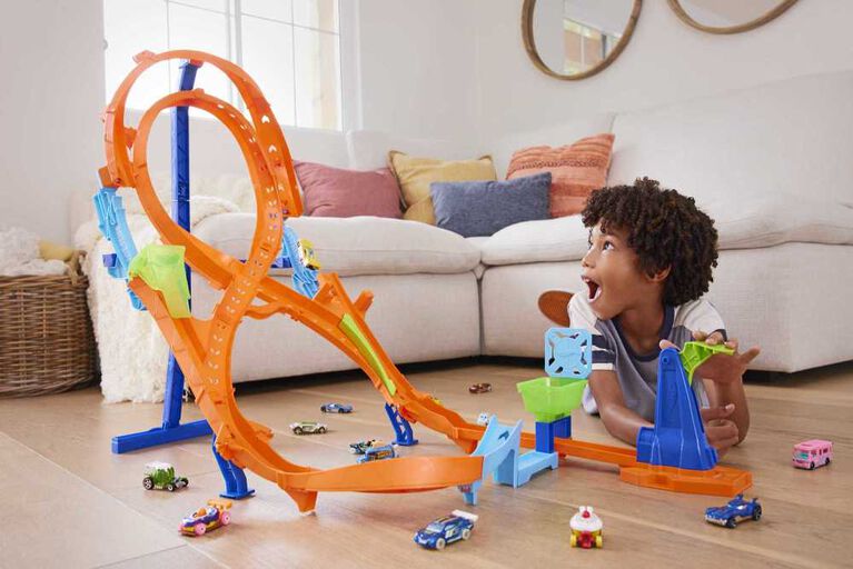 Hot Wheels Action Figure-8 Jump