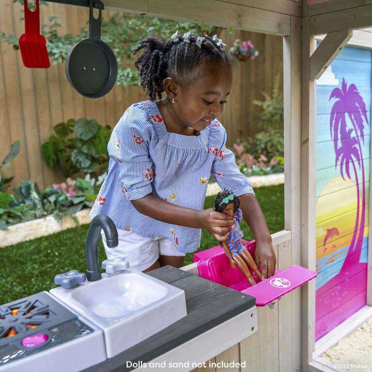 KidKraft Maisonnette d'extérieur Bord de mer en bois Barbie comprenant un ensemble de table et chaises fixable pour poupées