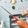 Wizarding World, Spellbinding Wand authentique de Harry Potter de 30,5 cm avec carte de sort à collectionner