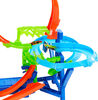 Hot Wheels Stunt Tracks Mid-Air Crash Playset with 1:64 Scale Die-Cast Toy Car & Motorized Booster