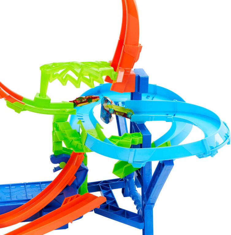 Hot Wheels Stunt Tracks Mid-Air Crash Playset with 1:64 Scale Die-Cast Toy Car & Motorized Booster