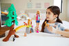 Coffret de jeu interactif Barbie Guide d'aventure avec poupée Barbie de 30,40 cm (12 po), arbre extérieur, pont, arc-en-ciel, 10 animaux et plus encore